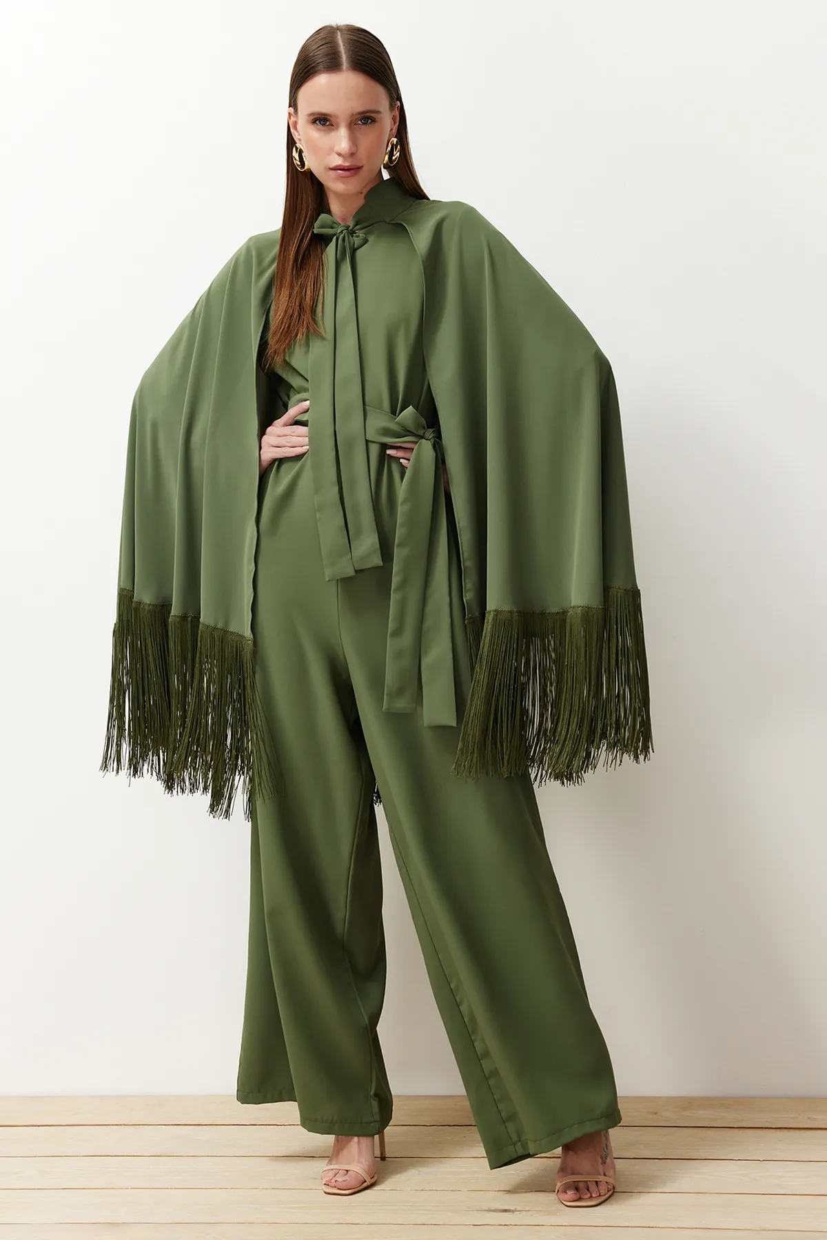 Trendyol Modest  Khakifarbener Abendkleid-Overall mit Quasten und Umhang TCTAW24DB00007