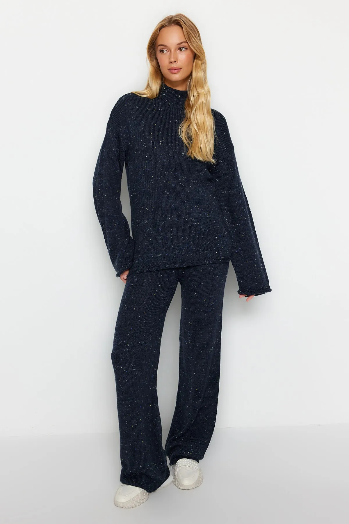 Trendyol Collection  Marineblaues Set aus Oberteil und Unterteil aus weich strukturierter Wolle mit Farbverlauf TWOAW24AU00106
