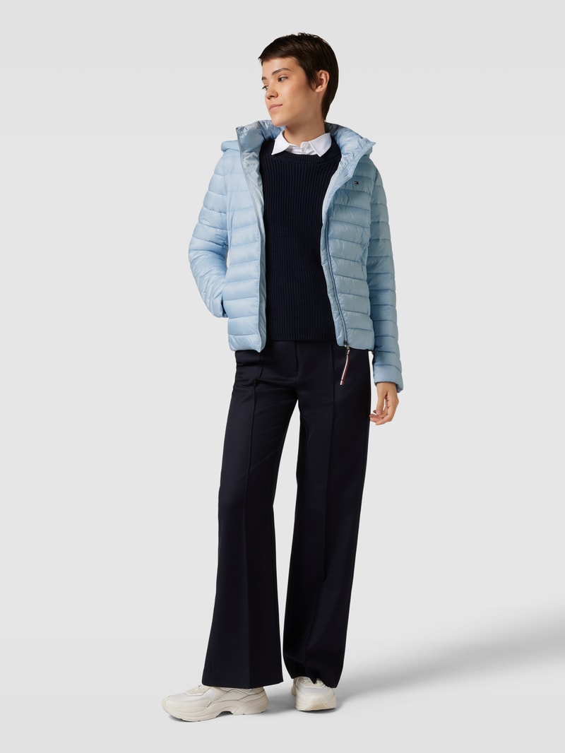Steppjacke mit Kapuze und Label-Stitching in hellblau