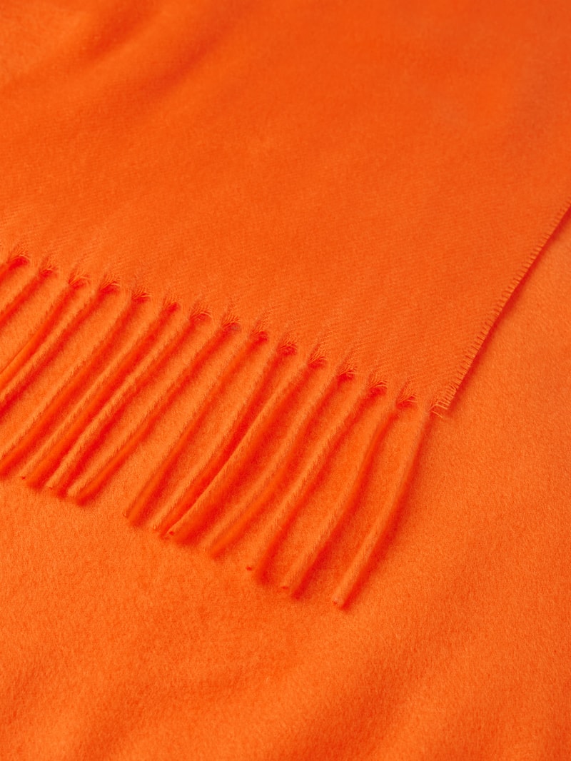 Schal mit ausgefransten Abschlüssen in orange