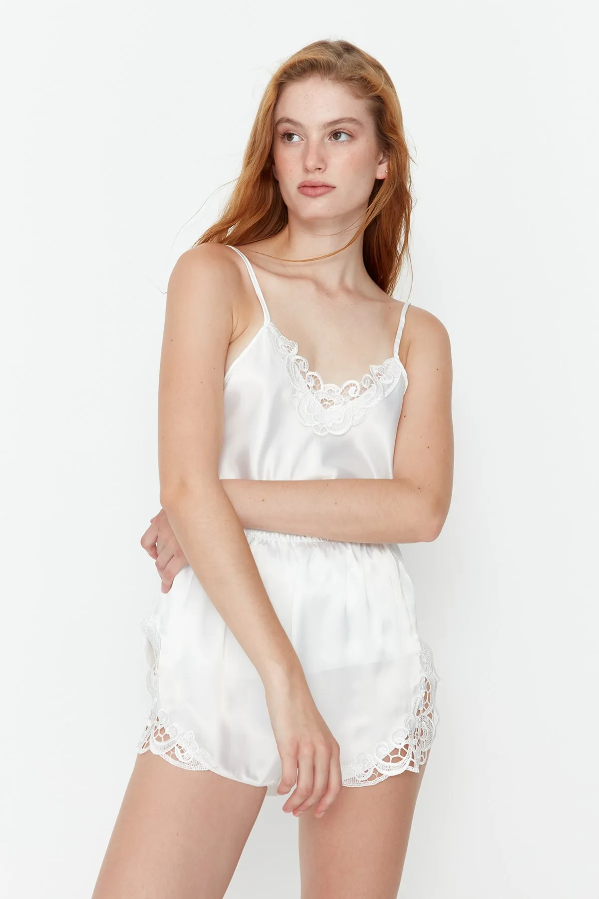 Trendyol Collection  Ecrufarbenes Pyjama-Set aus gewebtem Satin mit Spitzendetails und Seilträgern THMAW21PT0843