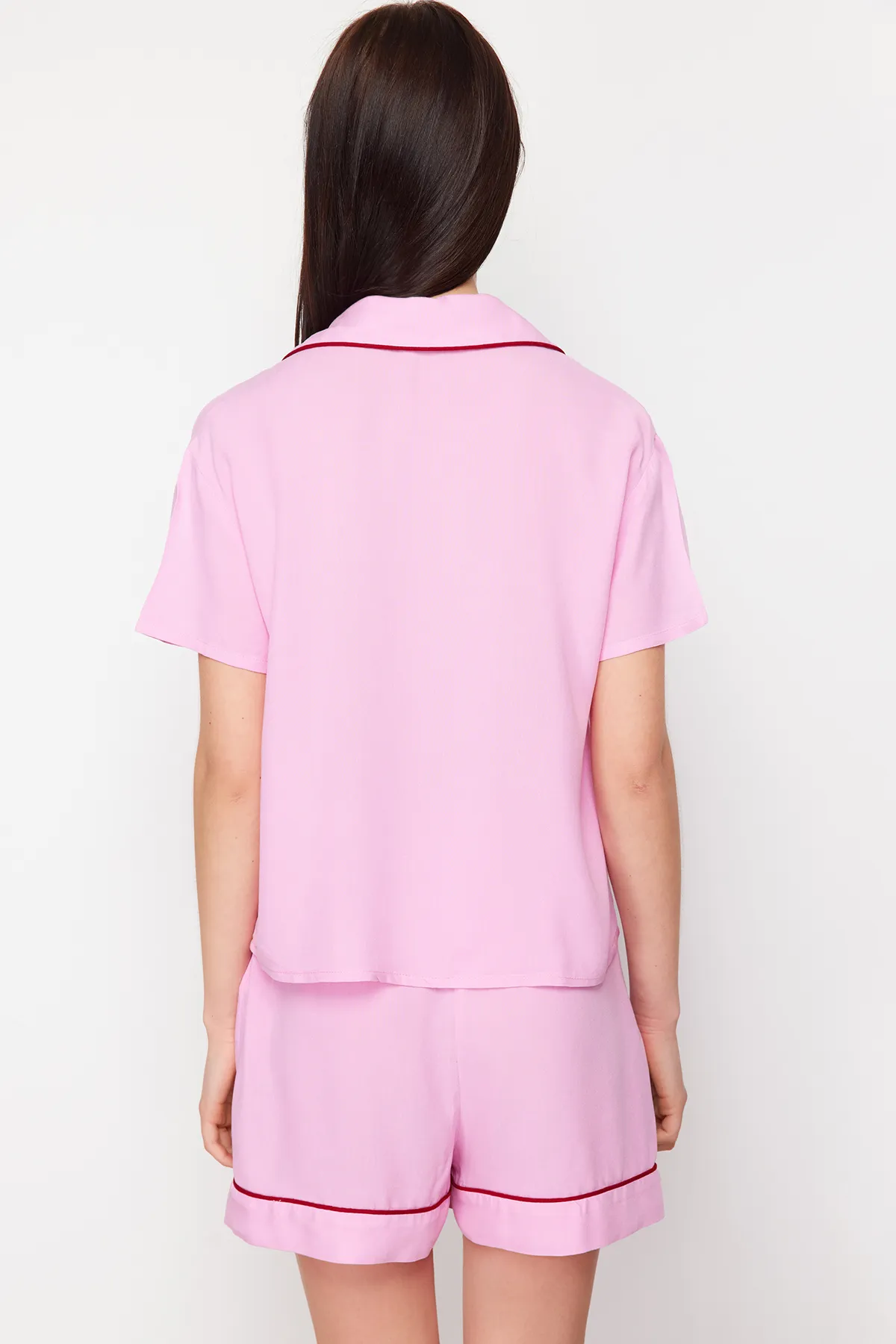 Trendyol Collection  Rosa Pyjama-Set aus Viskosegewebe mit Paspelierung THMSS24PT00051