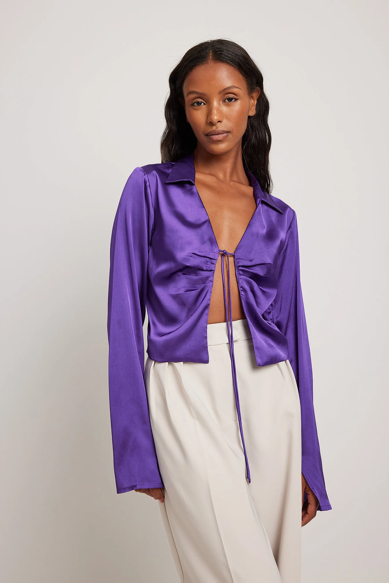 Langärmlige Satin-Bluse mit Schnürung vorne