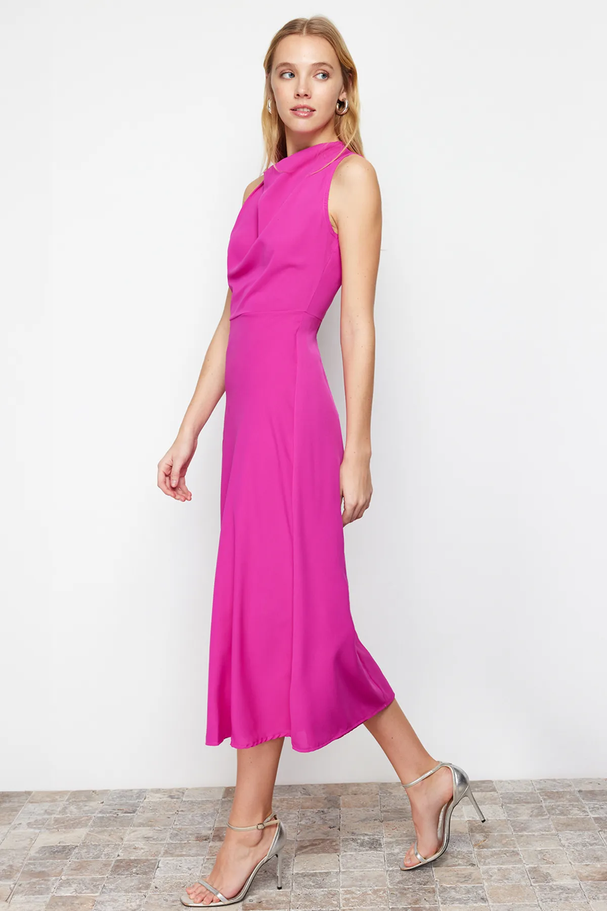 Trendyol Collection  Rosa Volantkragenrock mit Cut-out-Detail, gewebtes Midikleid TWOSS24EL00390