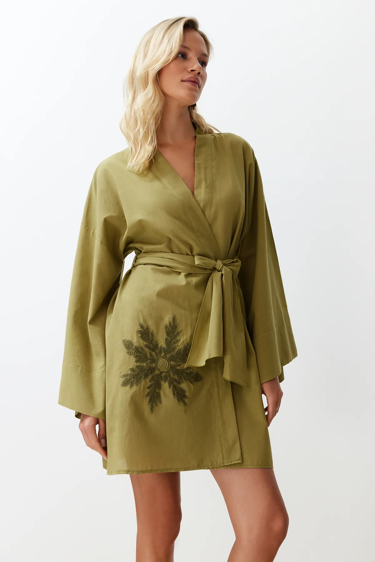 Trendyol Collection  Ölgrüner Mini-Kimono und Kaftan aus 100 % Baumwolle mit Gürtel, Stickereien und Stickereien TBESS24KM00008