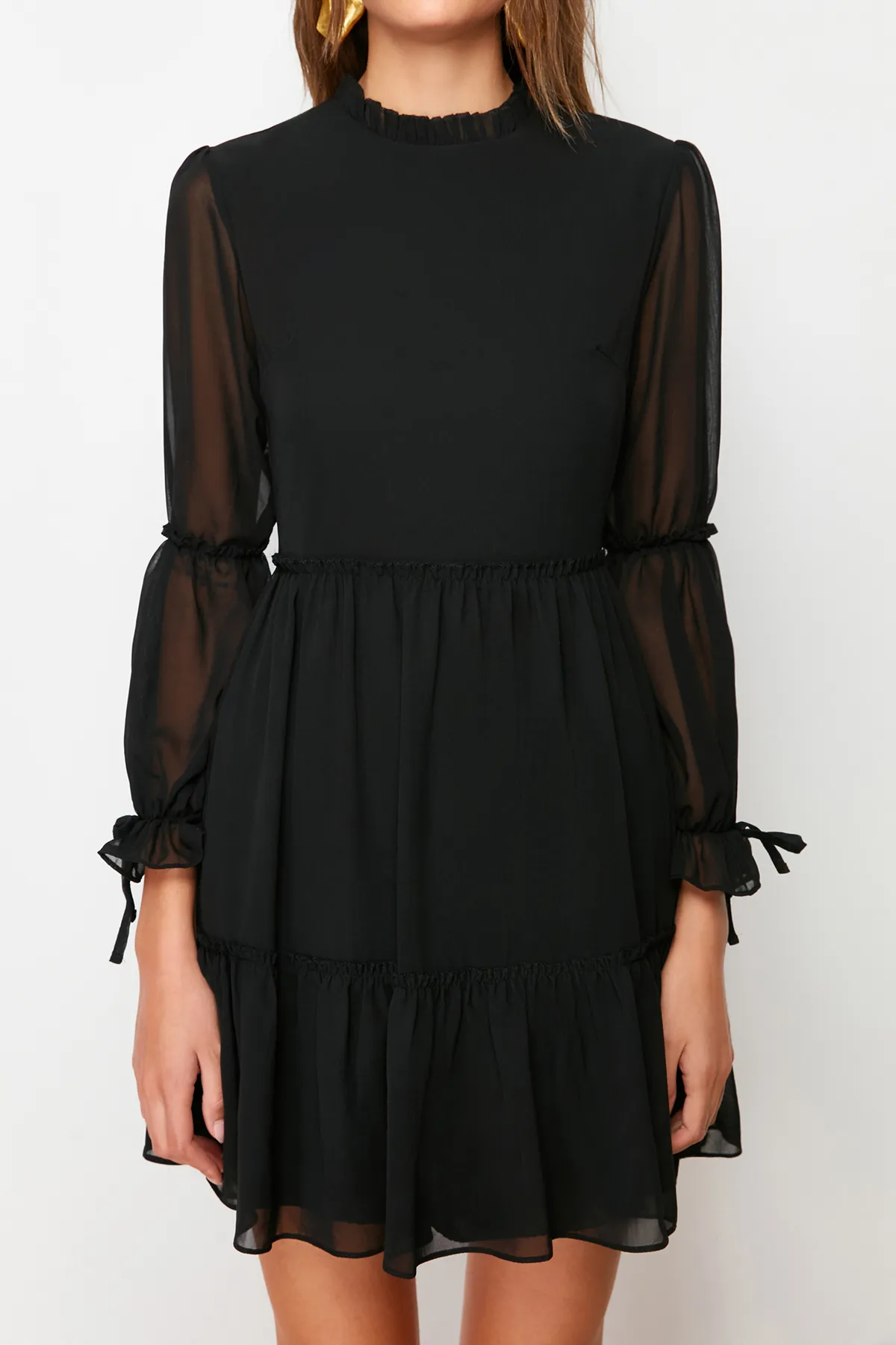 Trendyol Collection  Schwarzes, mit Taillenöffnung versehenes, gerafftes, gefüttertes Mini-Webkleid mit Stehkragen TWOAW20EL0345