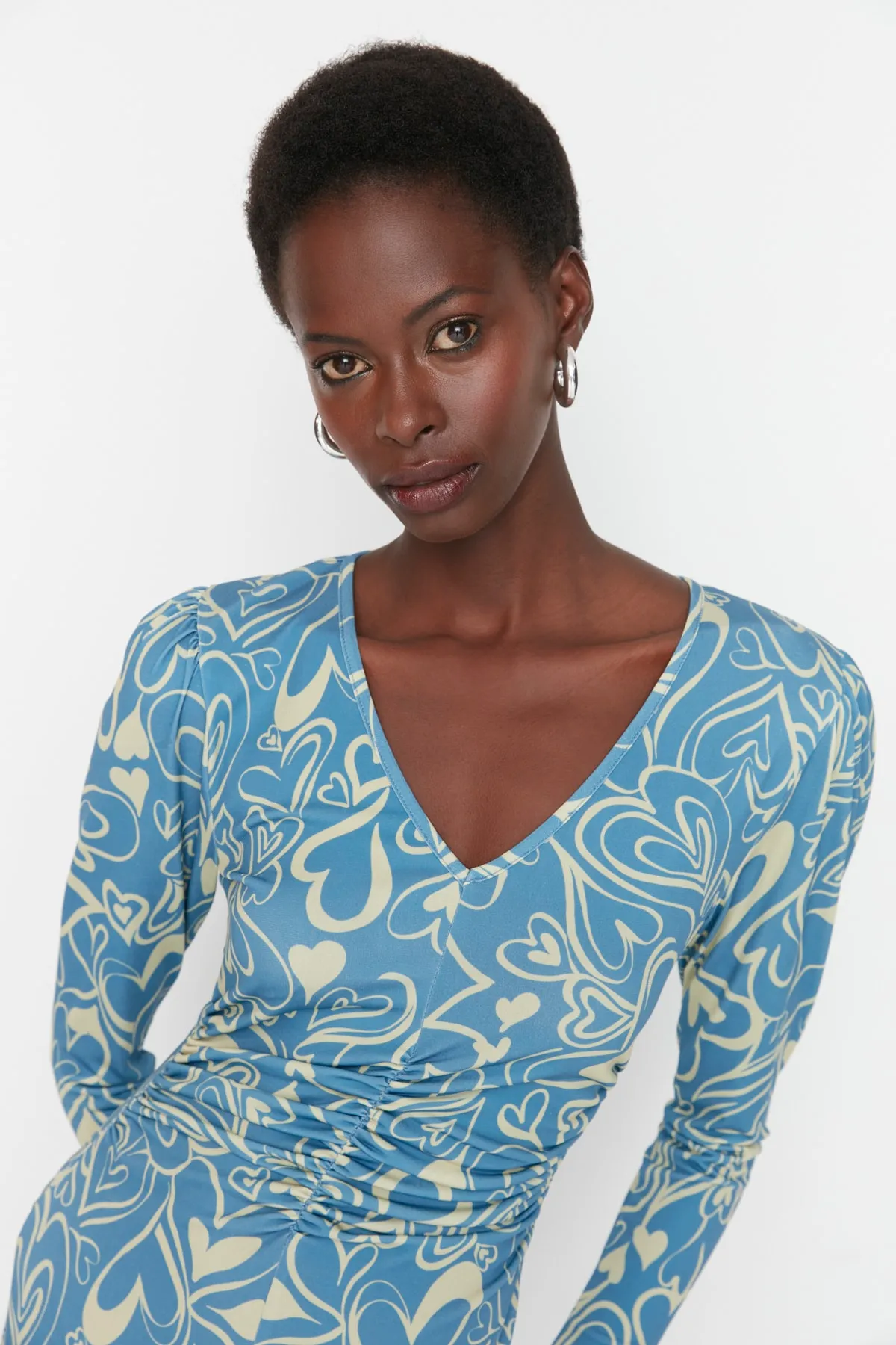 Trendyol Collection  Blau bedrucktes Strickkleid mit V-Ausschnitt TWOAW23EL00462