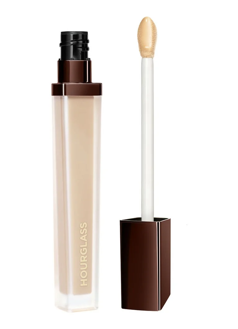 Corector Hourglass VANISH™ aplicat cu aerograf