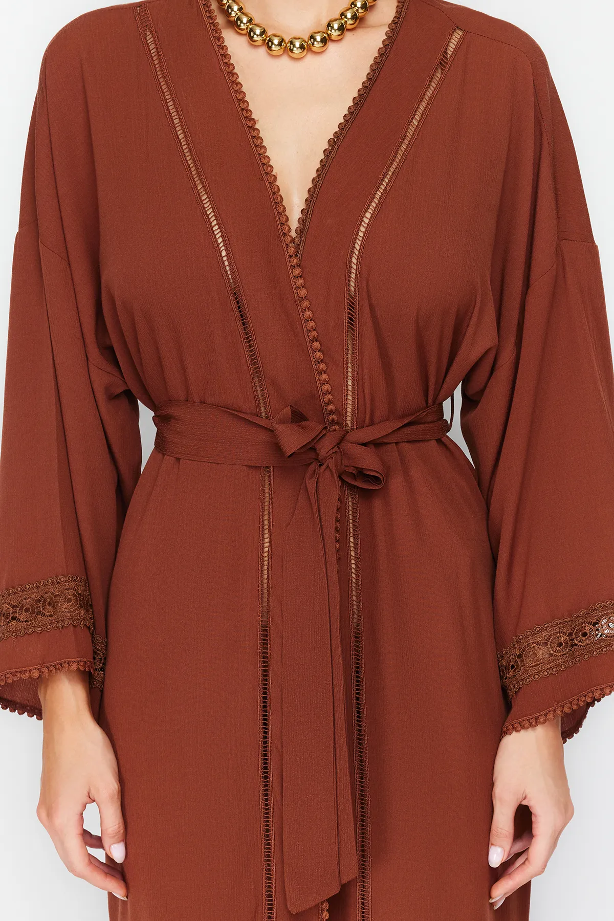 Trendyol Collection  Brauner Midi-Kimono und Kaftan aus 100 % Baumwolle mit Gürtel und Streifen-Accessoires TBESS21KM0008