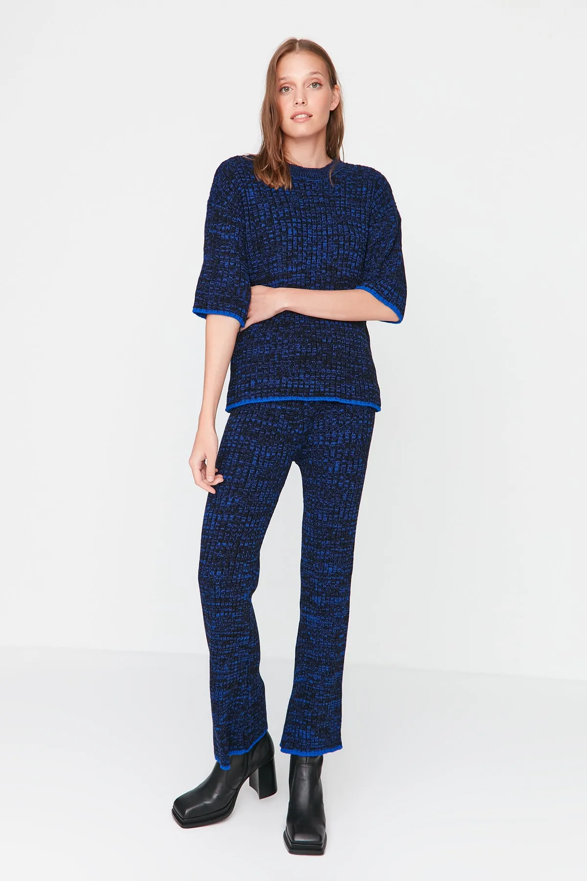 Trendyol Collection  Schwarzes Strickoberteil und -unterteil mit Farbverlauf-Muster TWOAW23AU00191