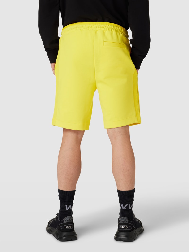 Sweatshorts mit Galonstreifen Modell 'Headlo' in gelb