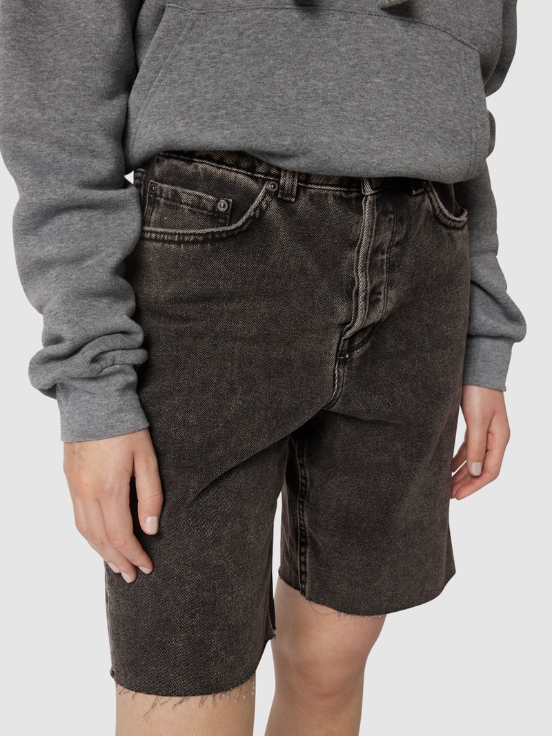 Jeansshorts mit ausgefransten Abschlüssen in schwarz