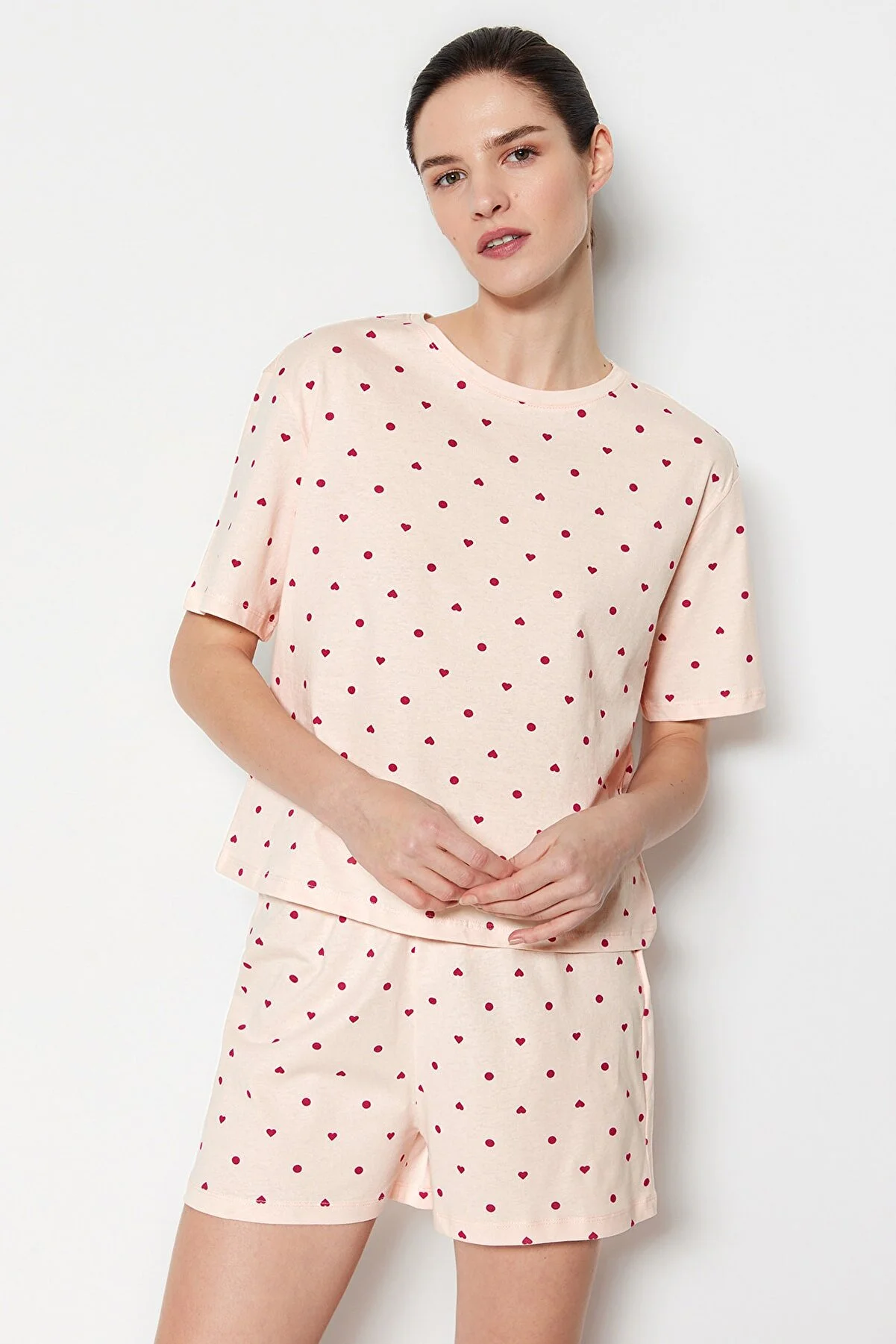 Trendyol Collection  Hellrosa Pyjama-Set aus T-Shirt und Shorts mit Herzmuster, 100 % Baumwolle, Strick THMSS21PT1485