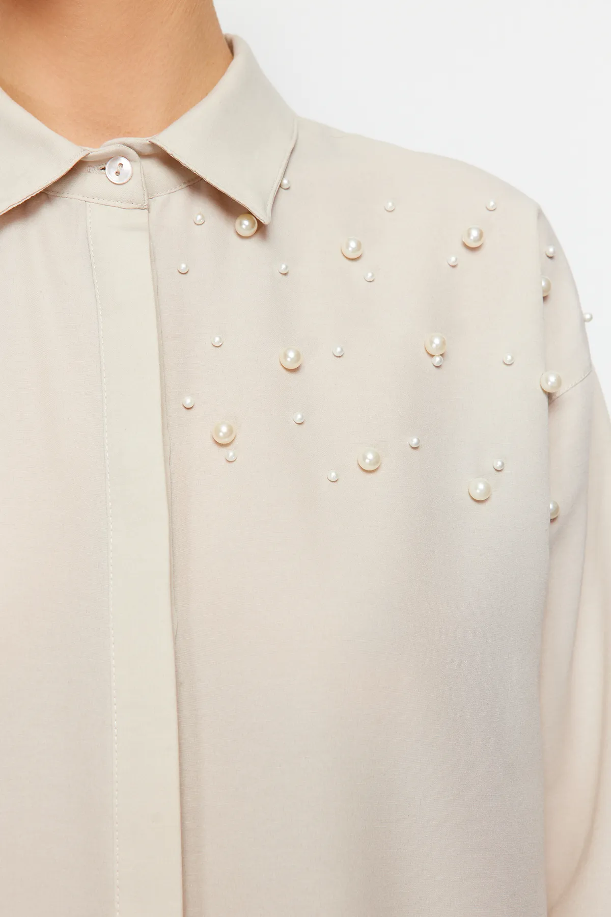Trendyol Modest  Gewebtes Hemd aus Baumwolle mit Steinperlendetail TCTSS24TG00032