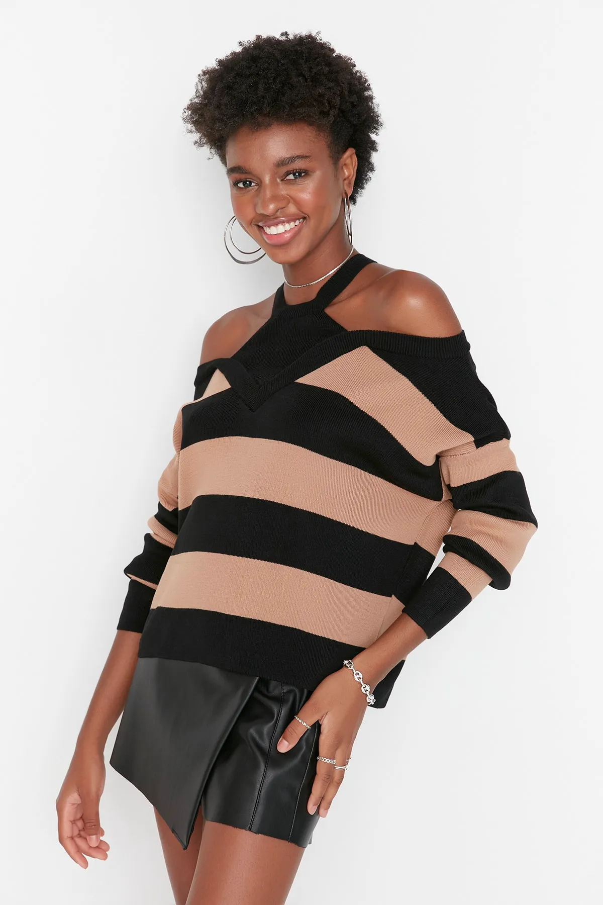 Trendyol Collection  Schwarz gestreifter Strickpullover TWOAW22KZ0521