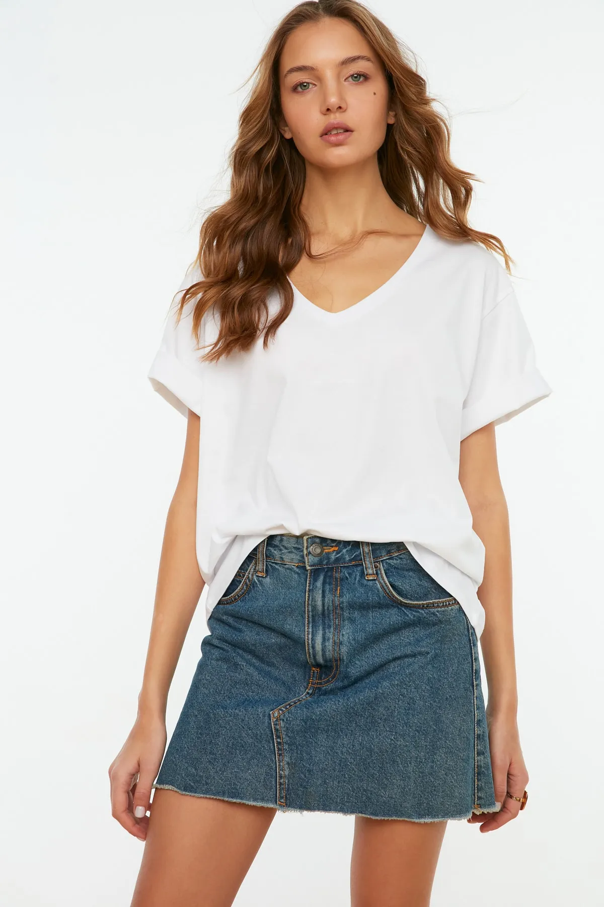 Trendyol Collection  Weißes Boyfriend-Strick-T-Shirt mit V-Ausschnitt TWOSS20TS0132
