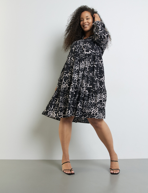 Ausgestelltes Stufenkleid mit Unterkleid