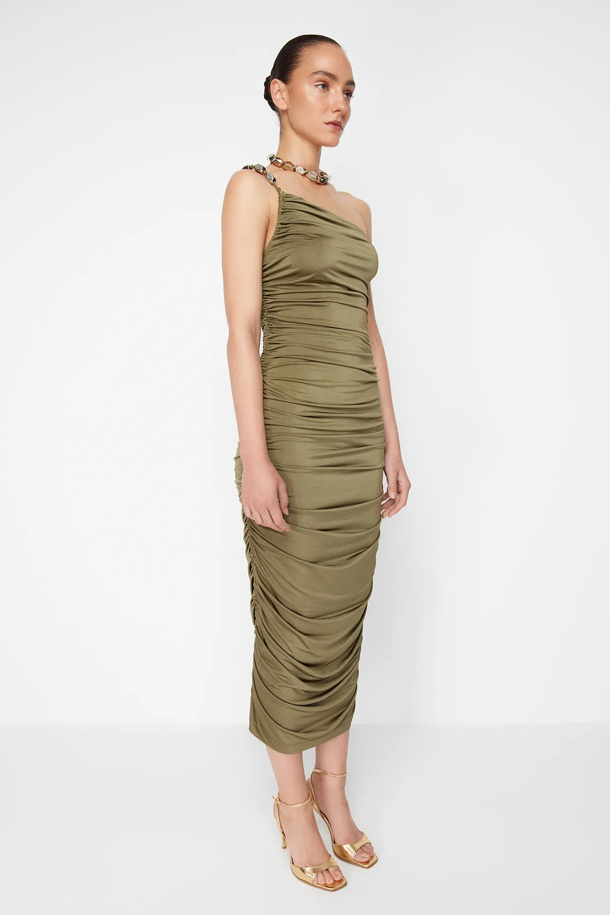 Trendyol Collection  Zeynep Tosun Design - Khakifarbenes gestricktes Abendkleid mit Accessoire-Detail TCLSS24EL00002