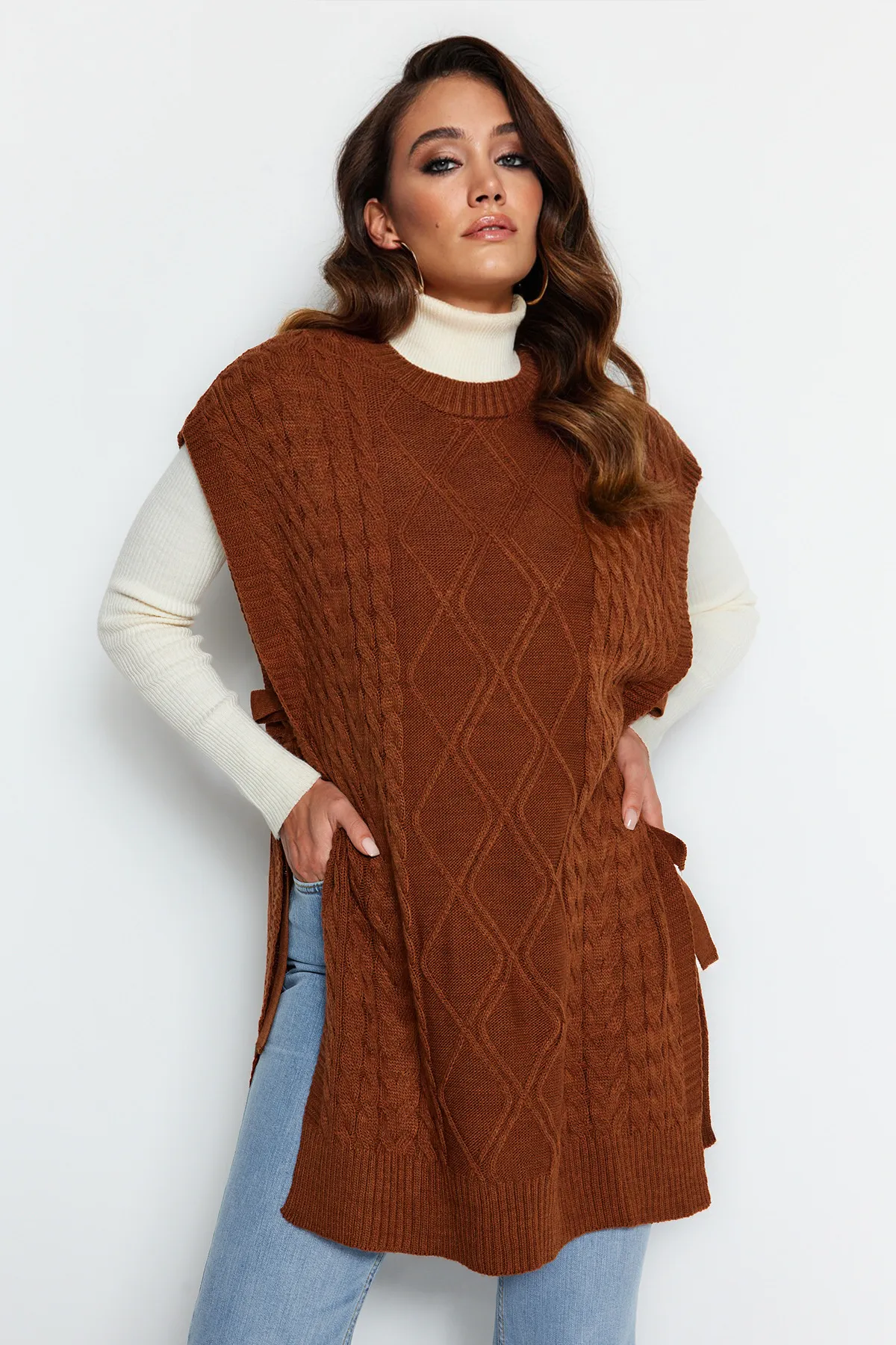 Trendyol Modest  Brauner geflochtener Strickpullover mit Bindegürtel TCTAW22UV0018