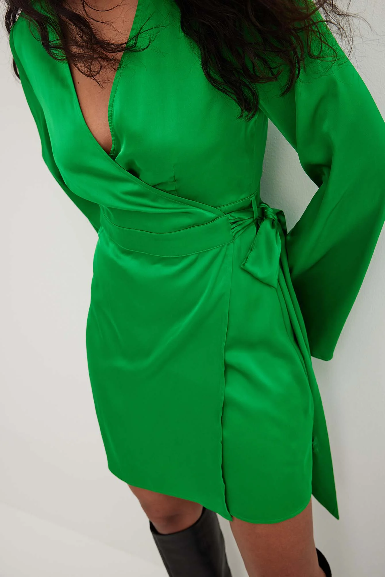Fließendes Minikleid mit Bindegürtel
