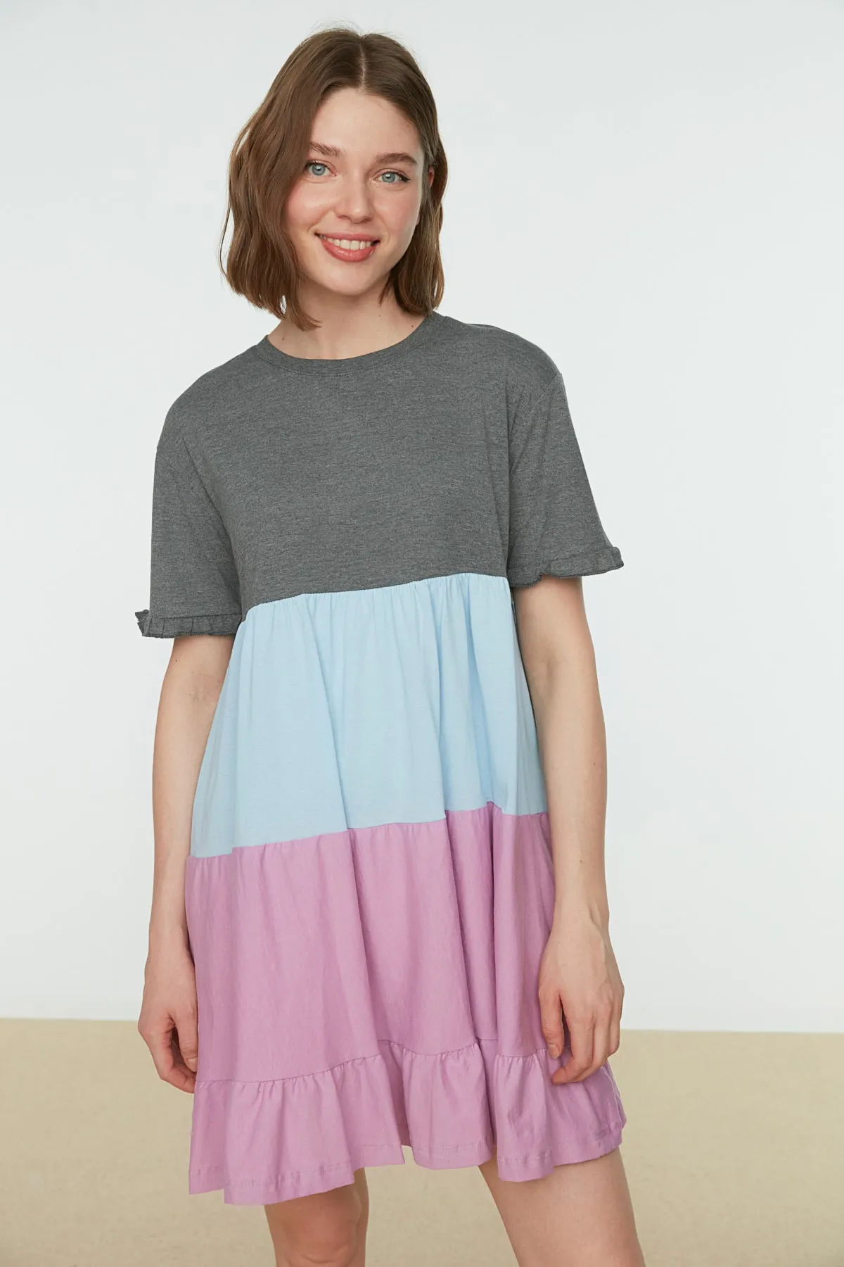 Trendyol Collection  Anthrazitfarbenes Strickkleid mit Farbblockmuster TWOSS20EL1638