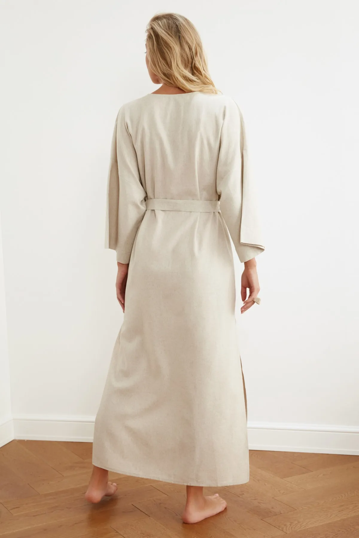 Trendyol Collection  Beigefarbener, gewebter, bestickter Maxi-Kimono und Kaftan aus Leinenmischung aus 100 % Baumwolle mit Gürtel TBESS20KM0051