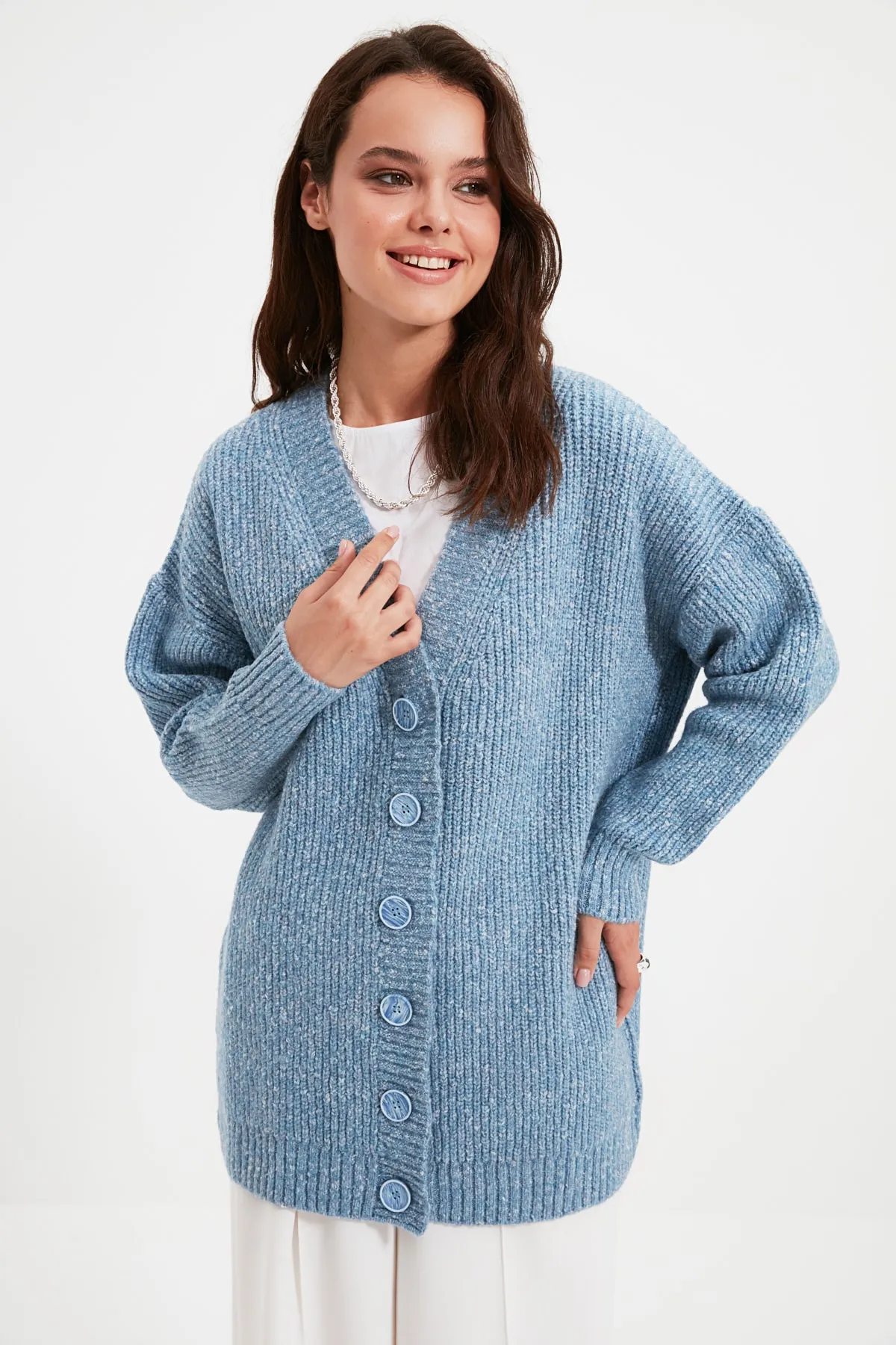 Trendyol Modest  Blauer, geknöpfter, weicher Strick-Cardigan mit V-Ausschnitt TCTAW22HI0397