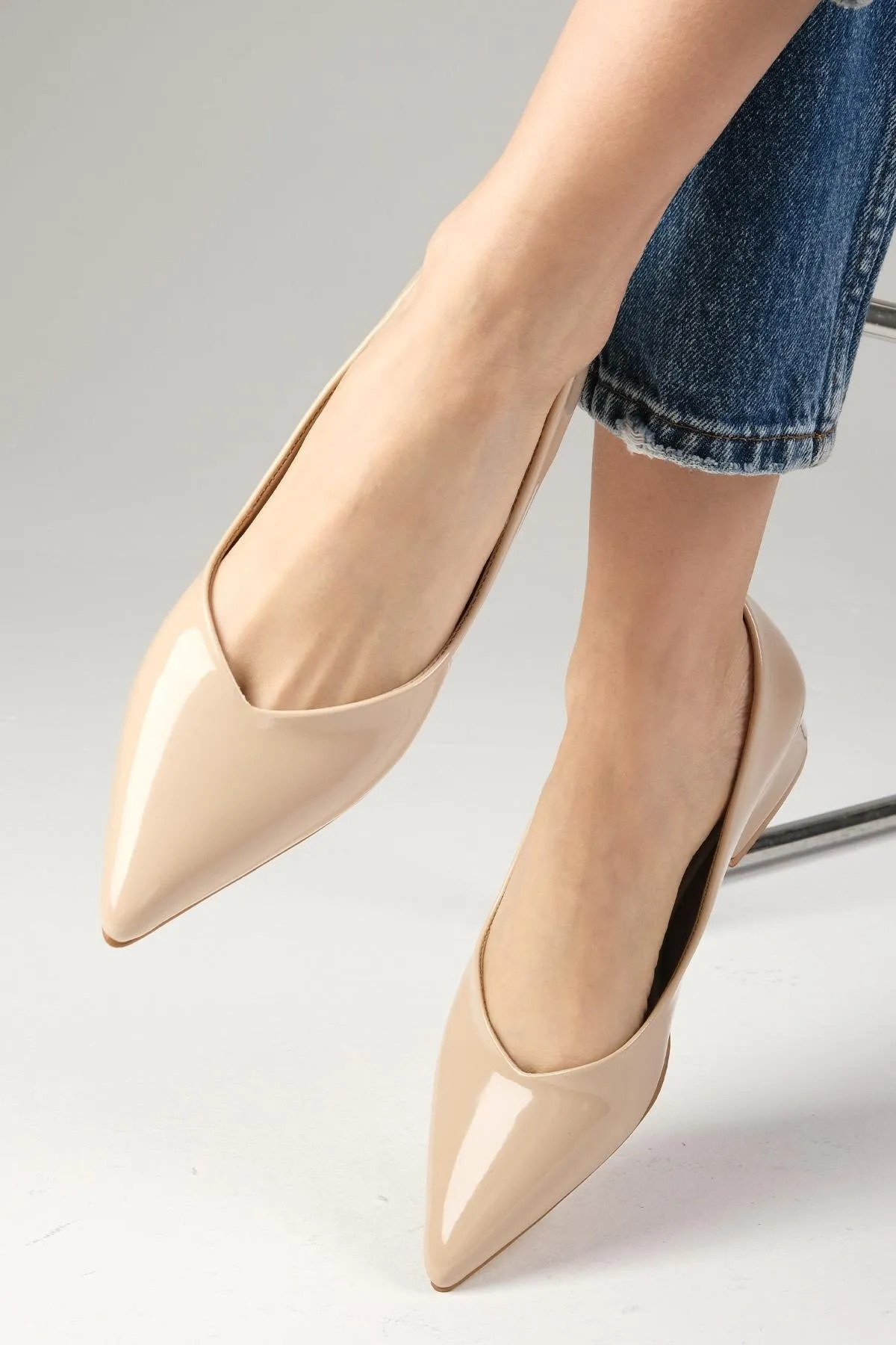 Mio Gusto  Marie Nudefarbene Damenschuhe aus Lackleder mit niedrigem Absatz