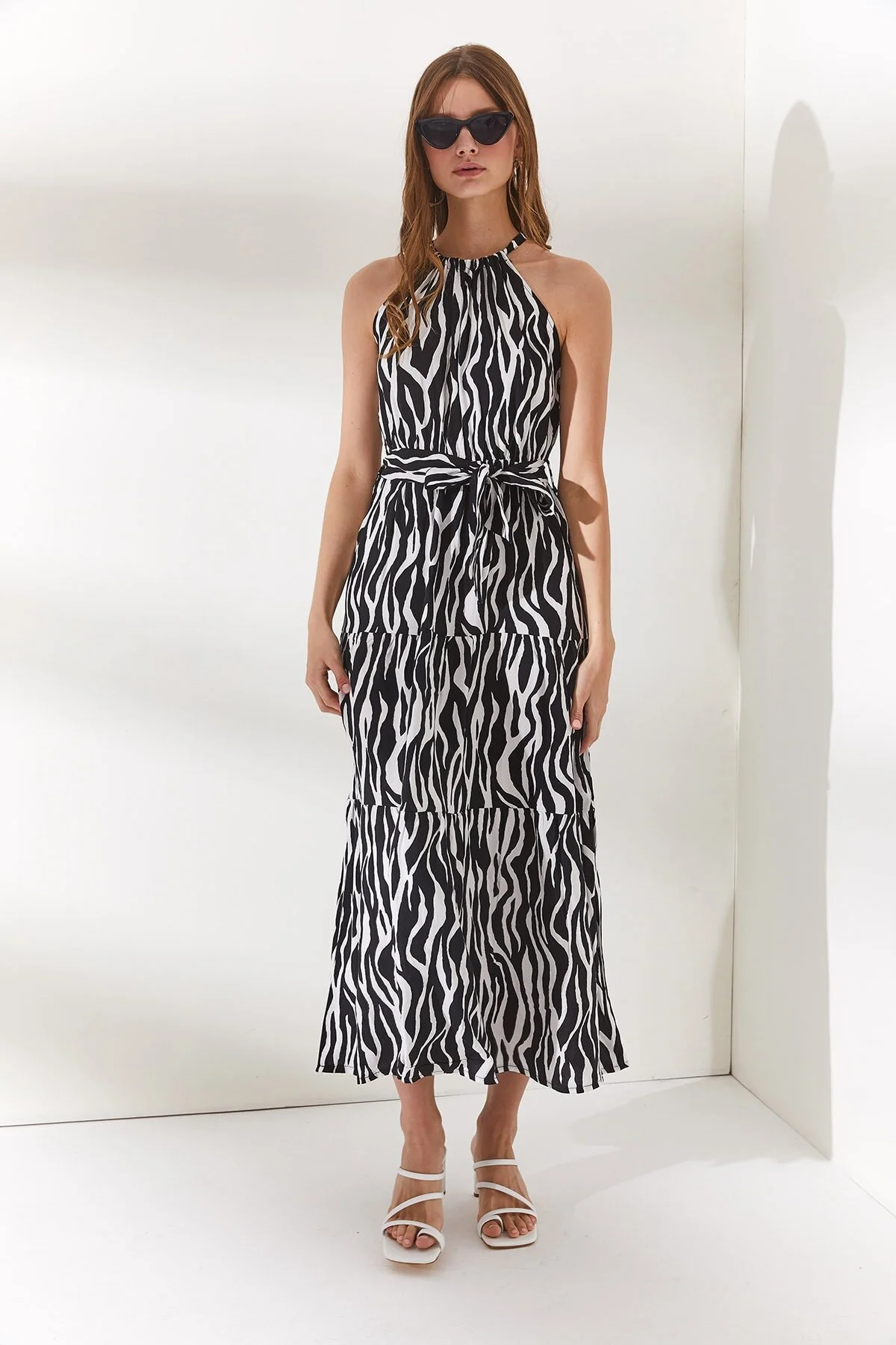 Olalook  Damen-Kleid aus gewebtem Viscon mit Zebramuster und Neckholder-Kragen und Gürtel in Schwarz ELB-19001548