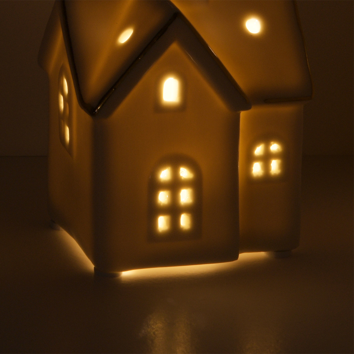 Kleines LED-Deko-Haus aus Keramik weiss