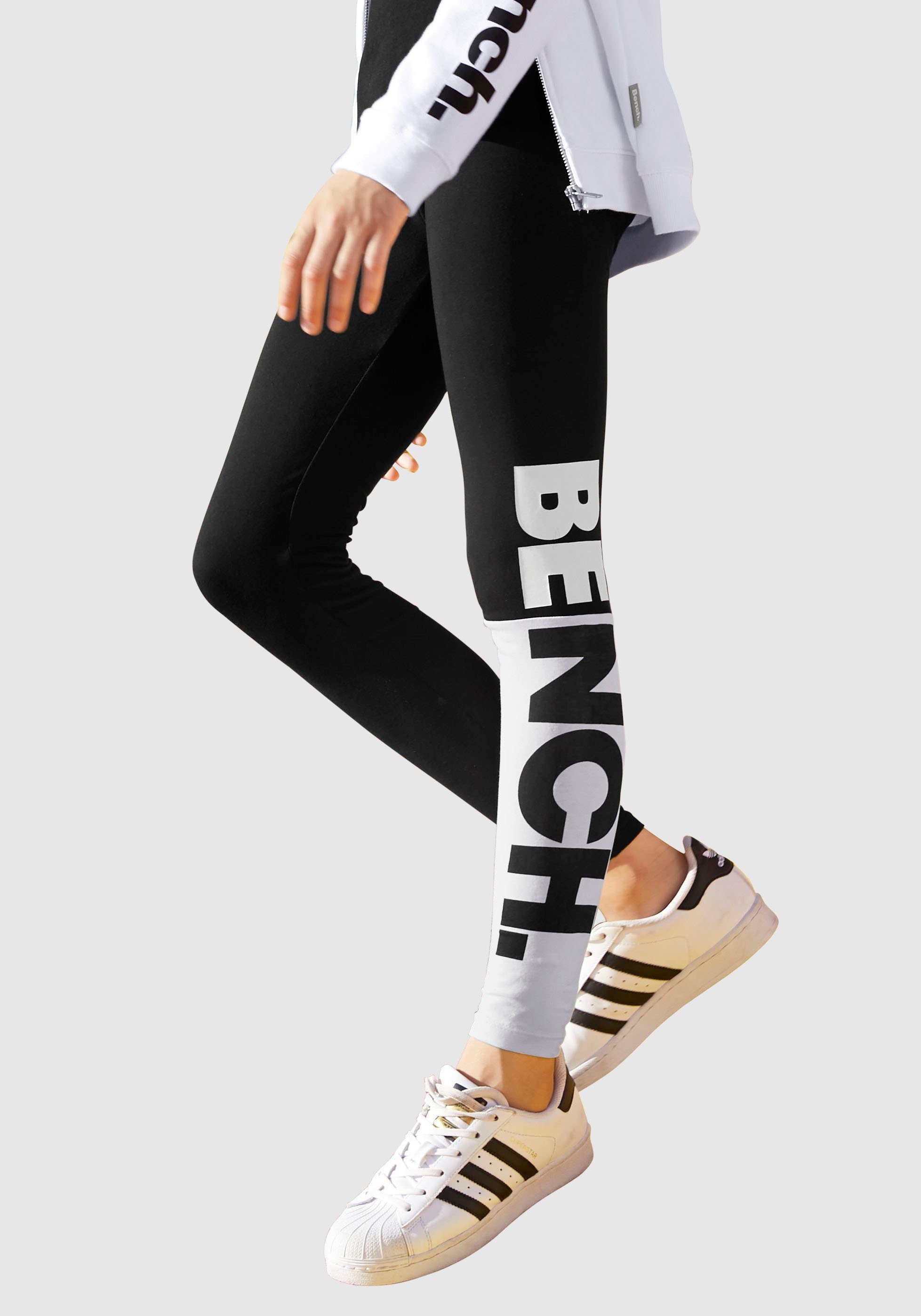 Bench. Leggings mit großem BENCH Druck