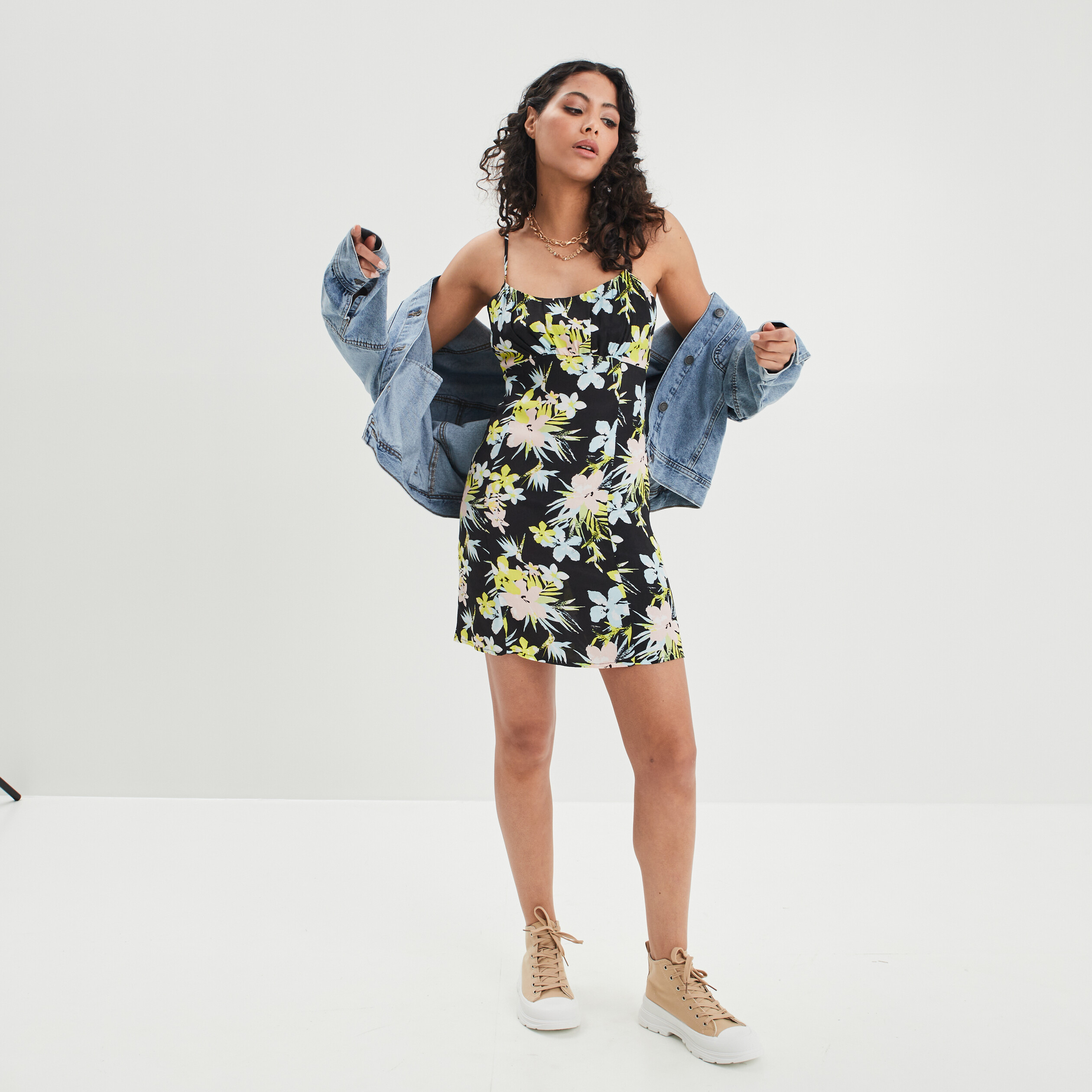 Robe courte cintrée fines bretelles noir femme | La Halle