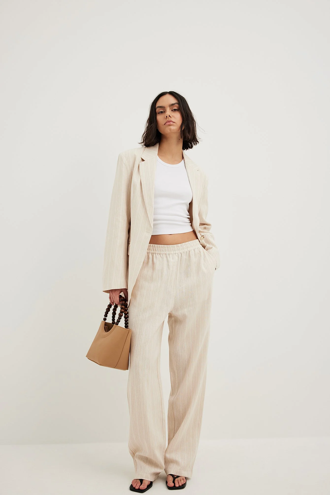 Gerade geschnittener gestreifter Blazer mit Gürtel