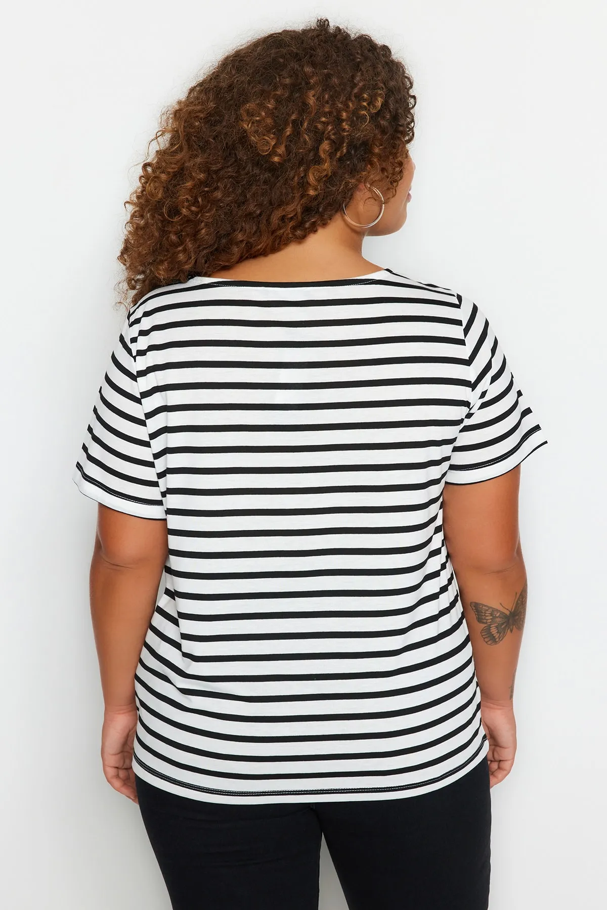 Trendyol Curve  Schwarz-weiß gestreiftes Strick-T-Shirt mit U-Boot-Ausschnitt TBBSS23BF00018