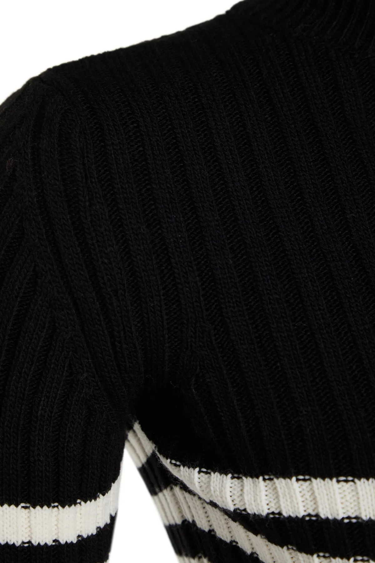Trendyol Collection  Schwarzes gestreiftes Maxi-Strickkleid TWOAW24EL00091