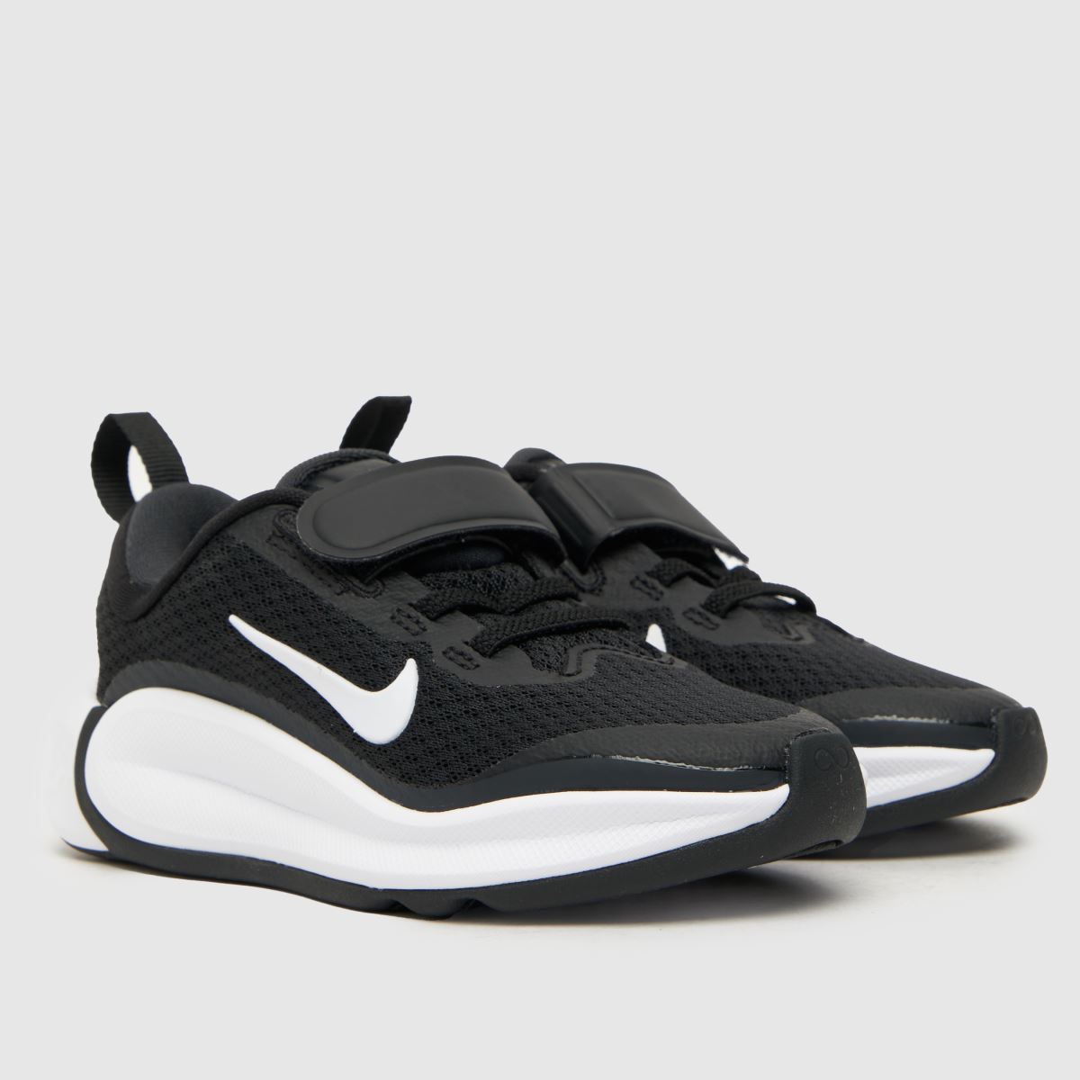 Nike svarta och vita Kidfinity Junior-träningsskor