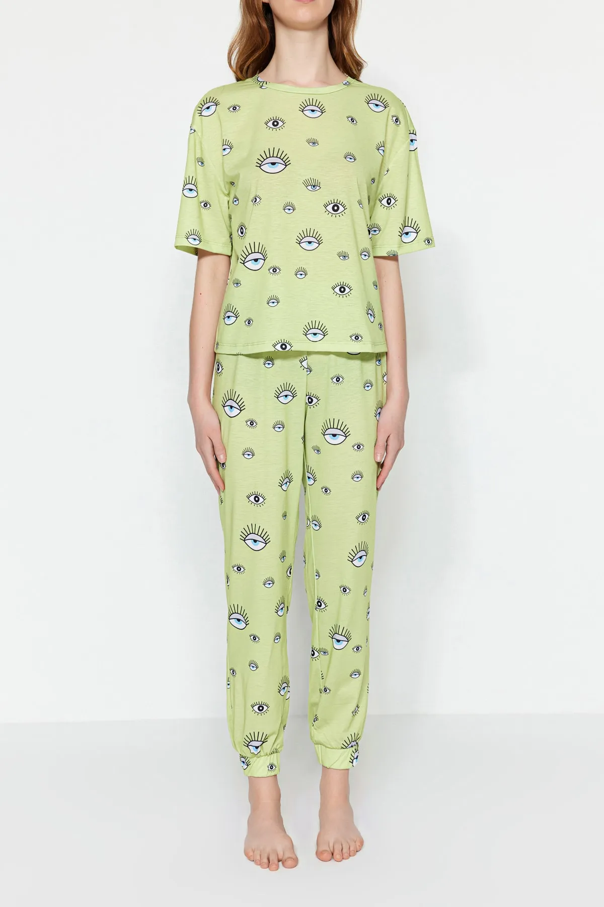 Trendyol Collection  Gestricktes Pyjama-Set mit T-Shirt und Hose mit grünem Augenmuster THMSS21PT0236