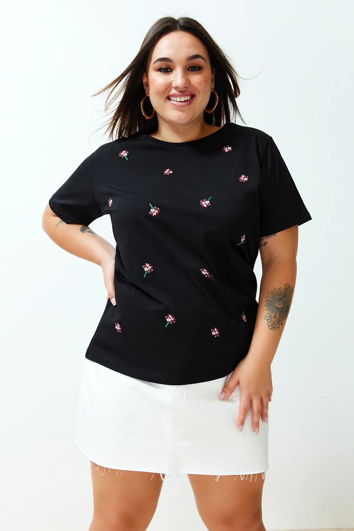 Trendyol Curve  Schwarzes Boyfriend-Strick-T-Shirt mit Stickerei und detaillierten Details TBBSS24BF00029