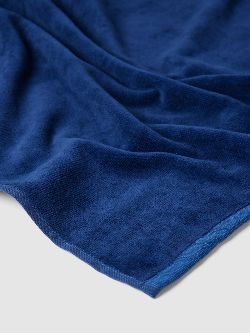 Strandtuch mit Label-Print in marineblau