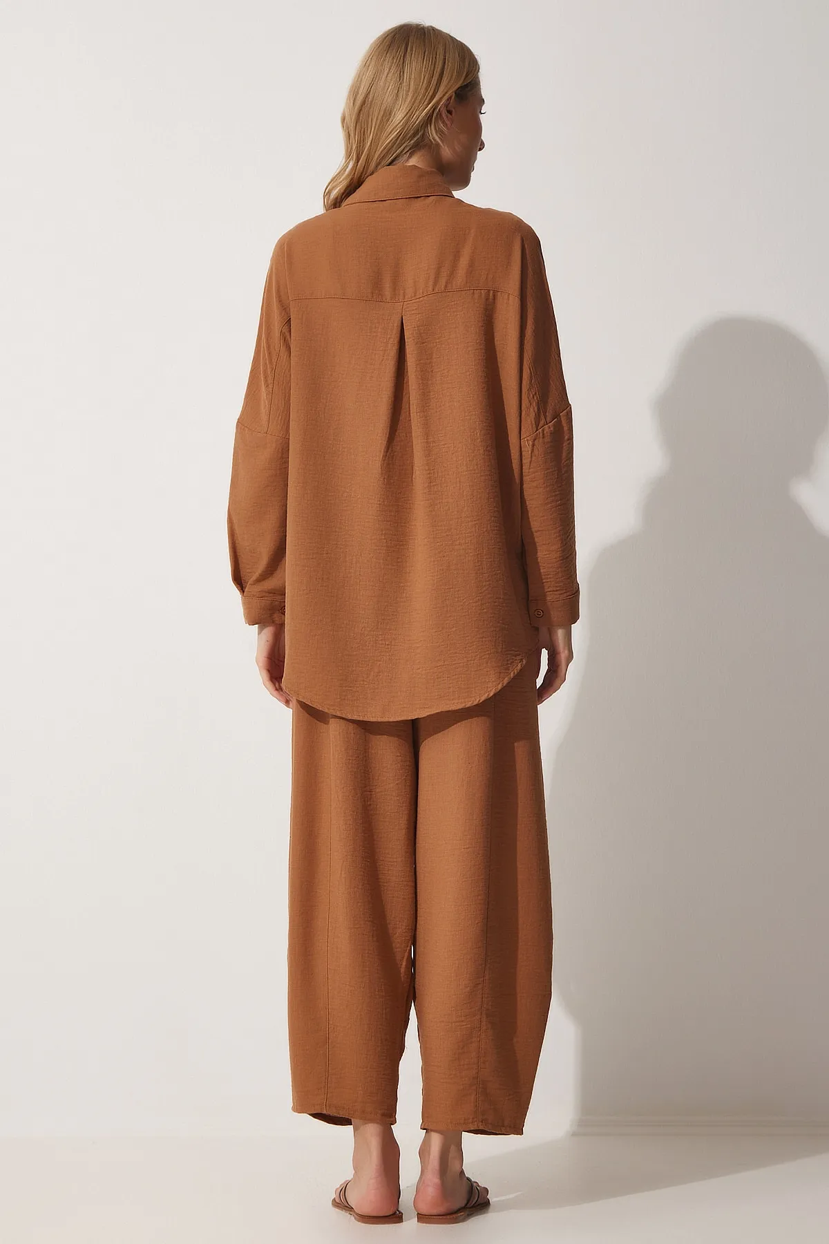 Happiness İstanbul  Hellbraunes Leinenhemd-Shalwar-Hosen-Set für Damen DZ00080