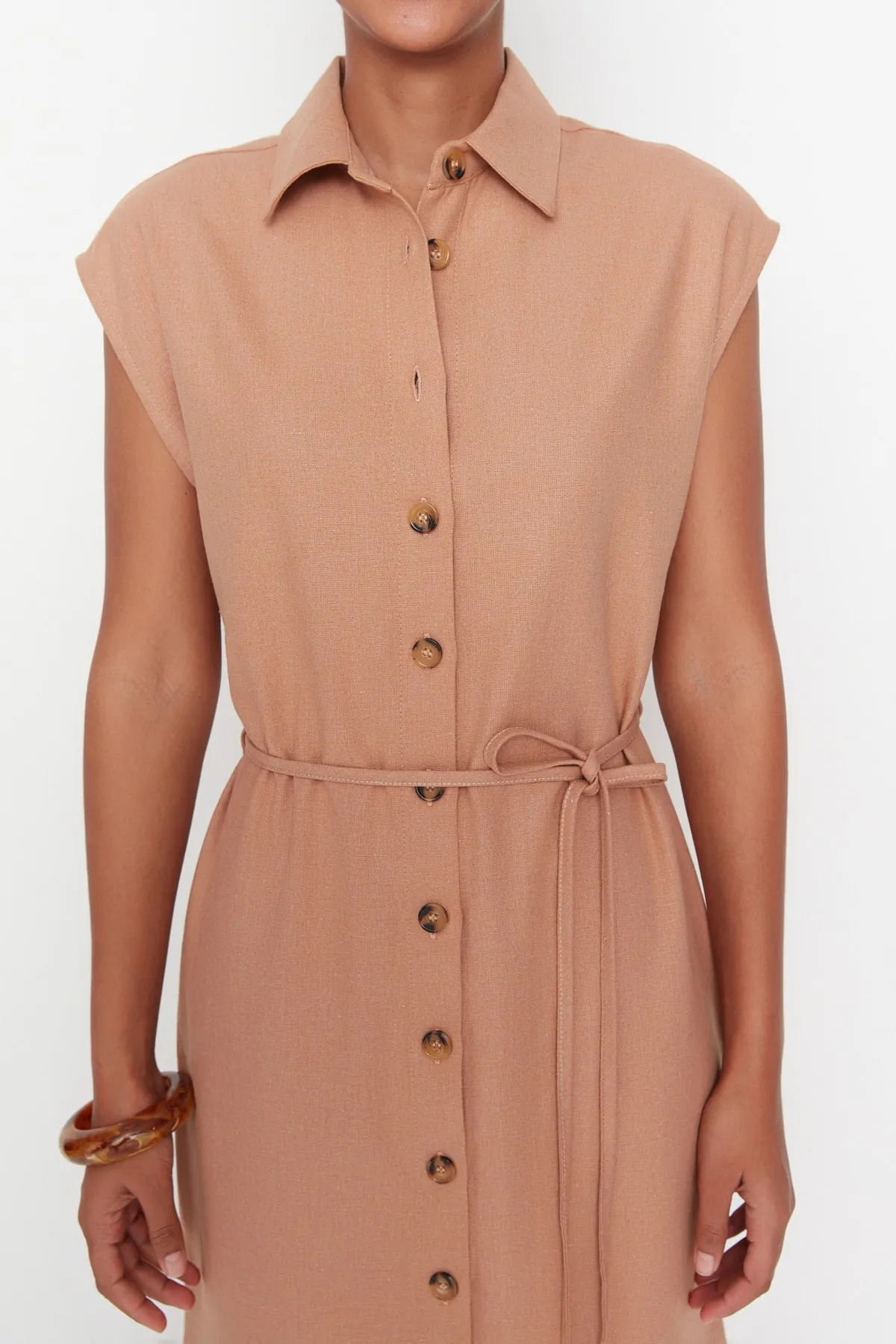Trendyol Collection  Zimtfarbenes Webkleid mit Gürtel TWOAW23EL00336