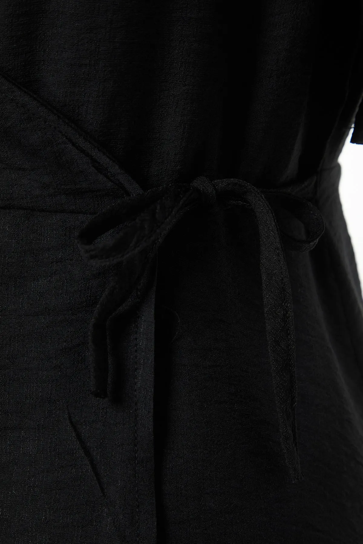 Trendyol Curve  Schwarzes, schlichtes, gewebtes Midi-Wickelkleid in Übergröße TBBSS22EL1564