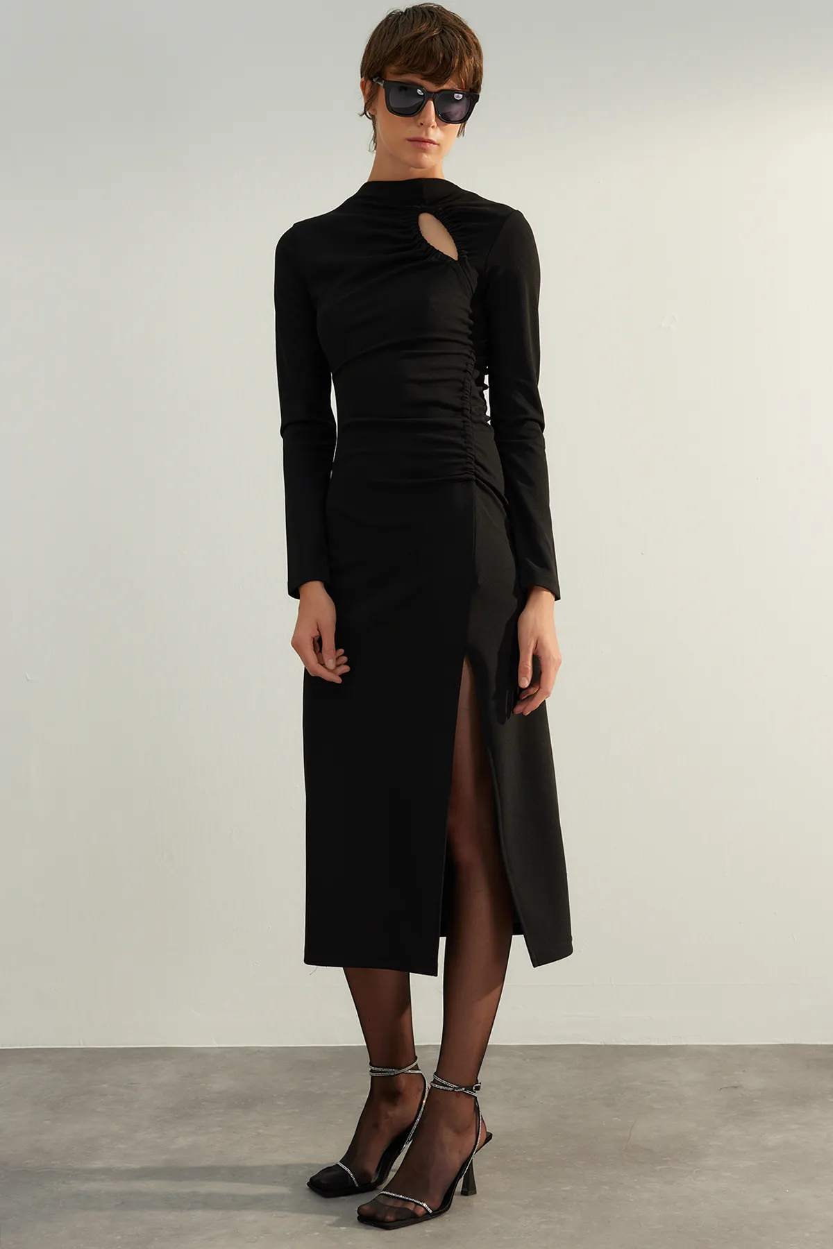 Trendyol Collection  Limitiertes schwarzes Kreppkleid mit Fensterausschnitt und Ausschnitten TPRAW24EL00191