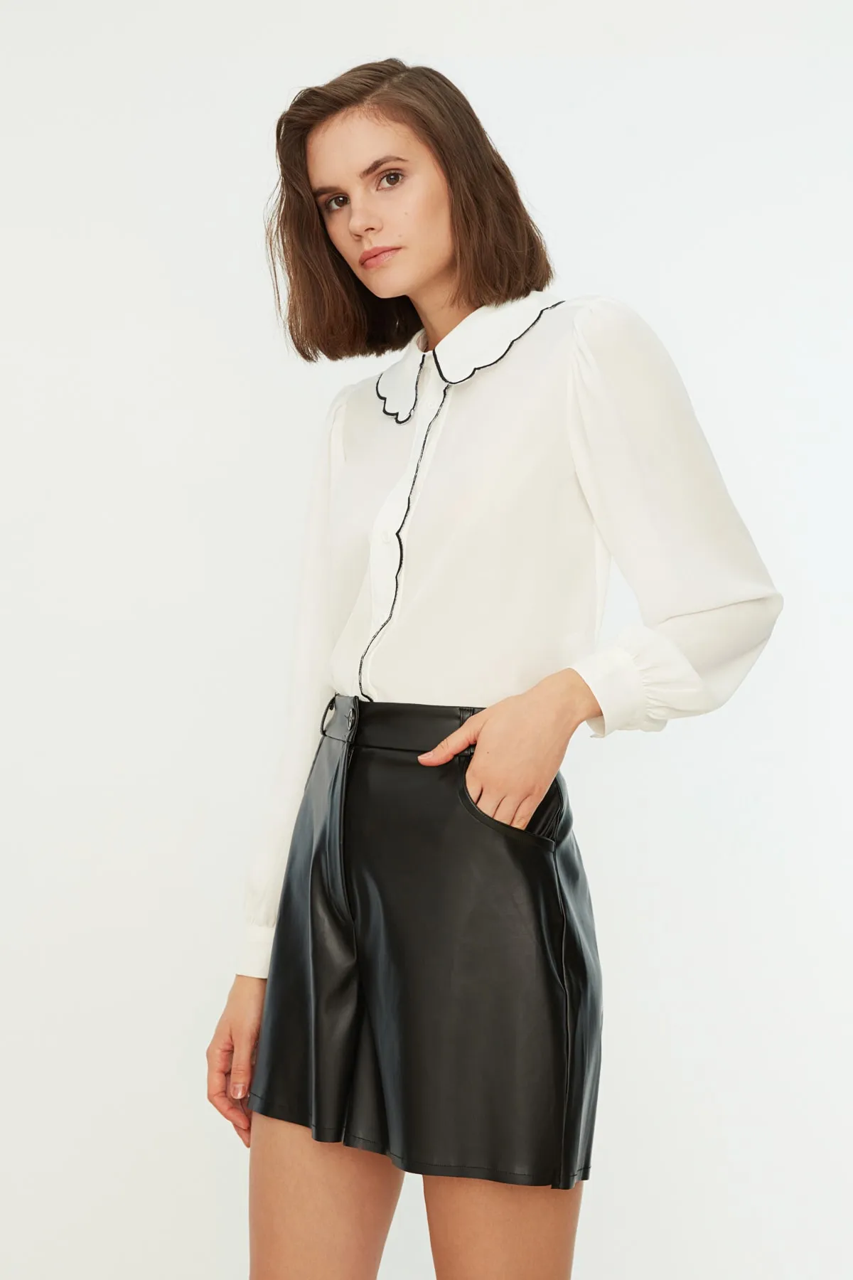 Trendyol Collection  Schwarze gewebte Shorts aus Kunstleder mit Taschen TWOAW21SR0014