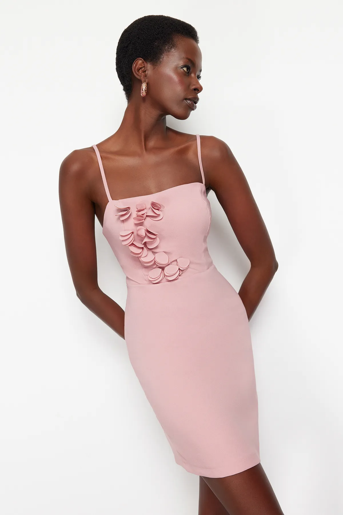 Trendyol Collection  Puderfarbenes, körperbetontes, gewebtes, florales, elegantes Abendkleid TPRSS24EL00114