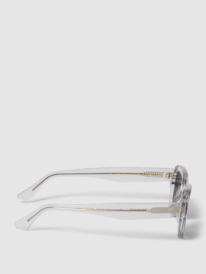 Sonnenbrille mit getönten Gläsern in hellgrau