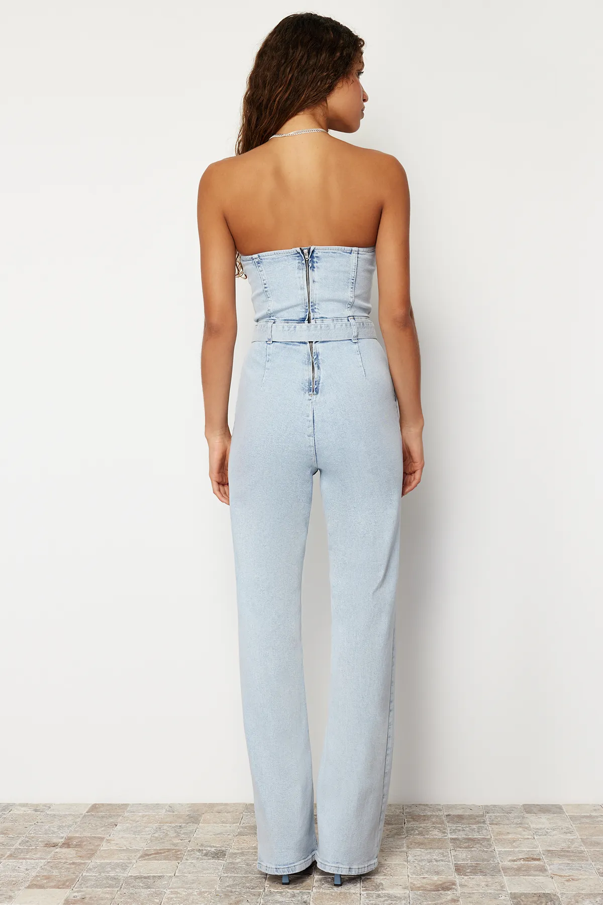 Trendyol Collection  Hellblauer trägerloser Denim-Jumpsuit mit Gürtel TWOSS24TU00023