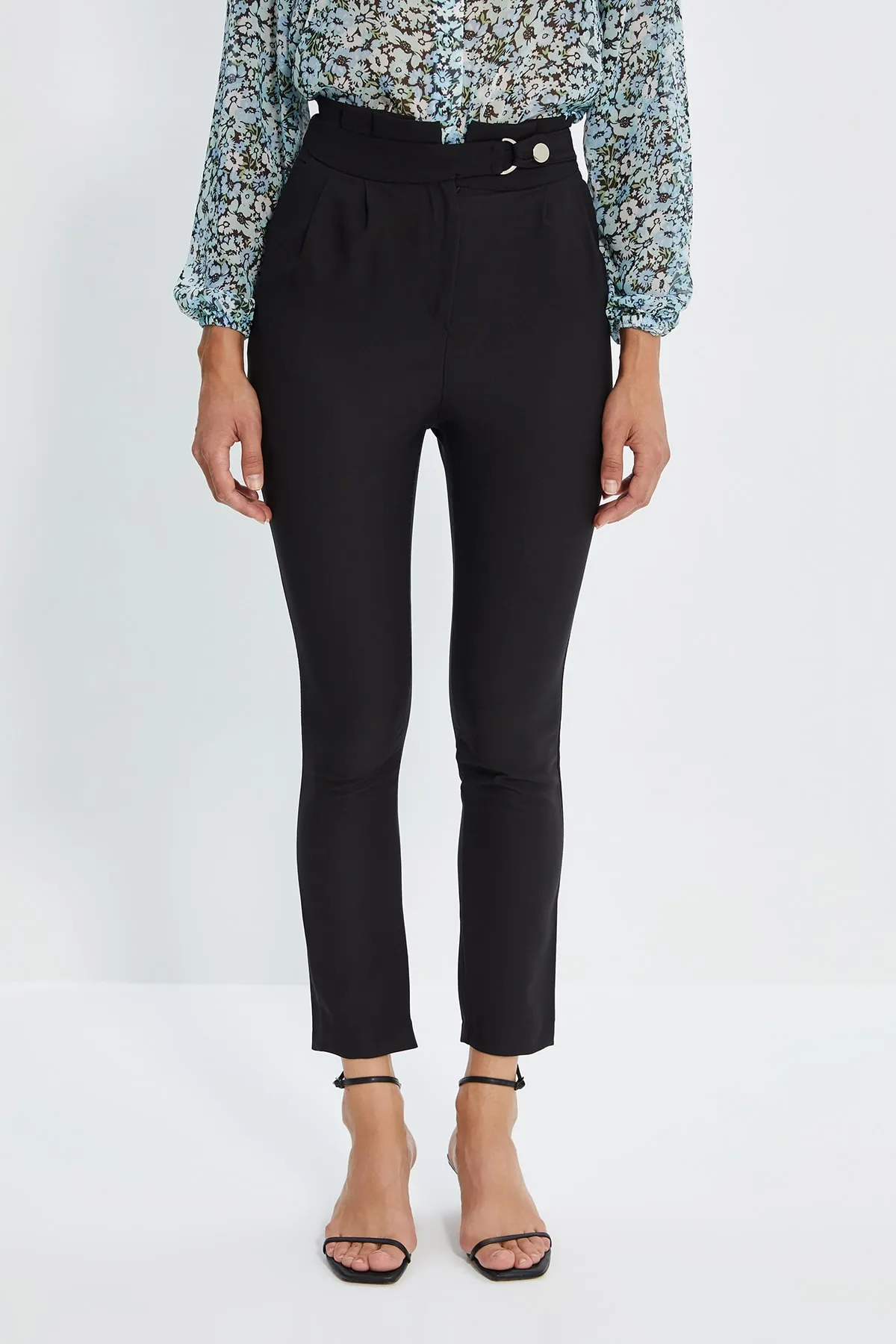 Trendyol Collection  Gewebte, plissierte Hose mit schwarzem Gürtel und Zigarette, schmales Bein, TWOSS20PL0131