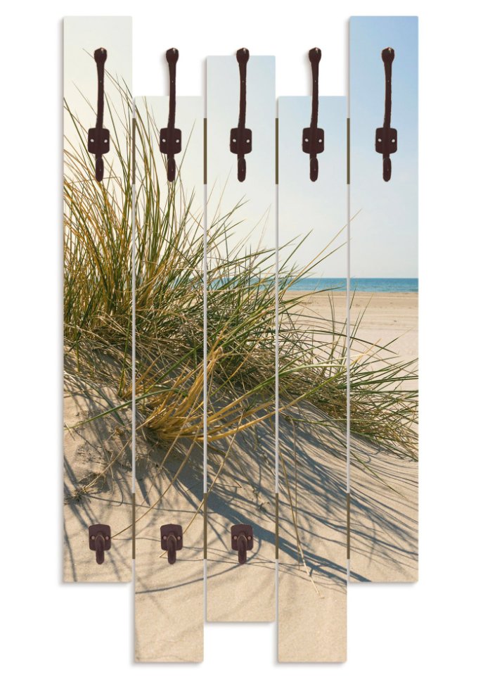 Wandgarderobe mit Strandgras im Sonnenlicht