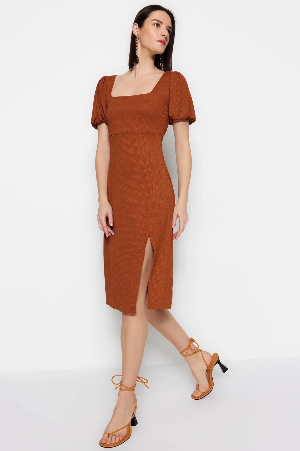 Trendyol Collection  Zimtfarbenes A-Linien-Strickkleid mit quadratischem Kragen, Ballonärmeln, Schlitz, Wickel-/strukturiertem Midi-Strickkleid TWOSS23EL01533